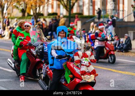 Harrisburg, PA, USA - 20. November 2021: Roller-Enthusiasten als Elfen gekleidet nehmen an der jährlichen Harrisburg Holiday Parade Teil. Stockfoto