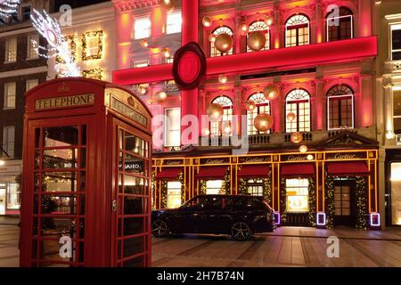 London, Großbritannien. Cartier rot beleuchteten, musikalischen Weihnachtsfeier in der Old Bond Street. Stockfoto
