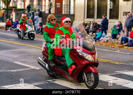 Harrisburg, PA, USA - 20. November 2021: Roller-Enthusiasten als Elfen gekleidet nehmen an der jährlichen Harrisburg Holiday Parade Teil. Stockfoto