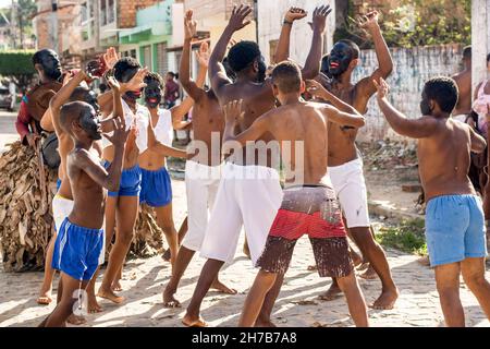 Acupe, Bahia, Brasilien - 03. Juli 2016: Nego Fugido kulturelle Manifestation. Bewohner von Acupe, Santo Amaro, Bahia, erleben auf theatralische Weise die Straße Stockfoto
