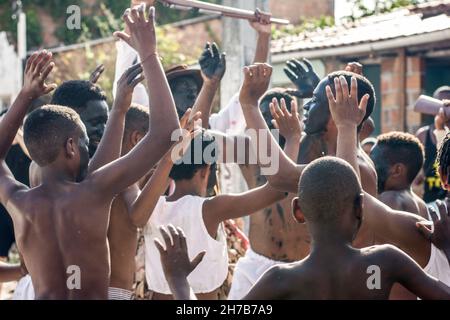 Acupe, Bahia, Brasilien - 03. Juli 2016: Nego Fugido kulturelle Manifestation. Bewohner von Acupe, Santo Amaro, Bahia, erleben auf theatralische Weise die Straße Stockfoto