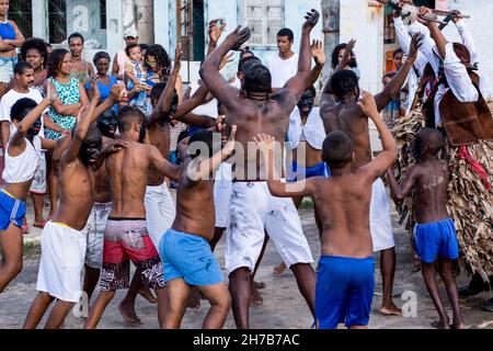 Acupe, Bahia, Brasilien - 03. Juli 2016: Nego Fugido kulturelle Manifestation. Bewohner von Acupe, Santo Amaro, Bahia, erleben auf theatralische Weise die Straße Stockfoto