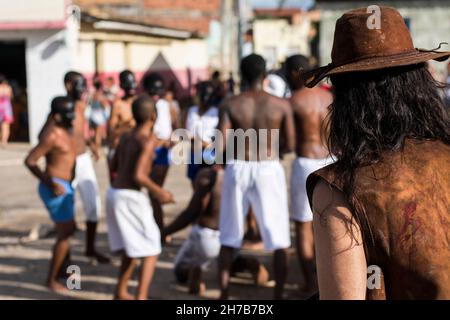 Acupe, Bahia, Brasilien - 03. Juli 2016: Nego Fugido kulturelle Manifestation. Bewohner von Acupe, Santo Amaro, Bahia, erleben auf theatralische Weise die Straße Stockfoto