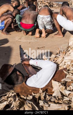 Acupe, Bahia, Brasilien - 03. Juli 2016: Nego Fugido kulturelle Manifestation. Bewohner von Acupe, Santo Amaro, Bahia, erleben auf theatralische Weise die Straße Stockfoto