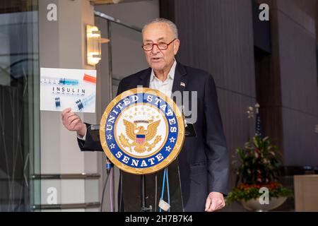 New York, Usa. 21st. November 2021. Der Mehrheitsführer des Senats, Chuck Schumer (D-NY), spricht auf einer Pressekonferenz über die Bedeutung der Senkung der Insulinpreise und die Ablehnung der GOP gegen den Plan „Build Back Better“ in New York City. Kredit: SOPA Images Limited/Alamy Live Nachrichten Stockfoto