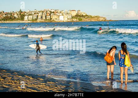 Sydney Australien, Bondi Beach, Pazifischer Ozean, Surf Waves North Bondi Rocks, asiatische Frau Surfer Surfer Surfboard Stockfoto