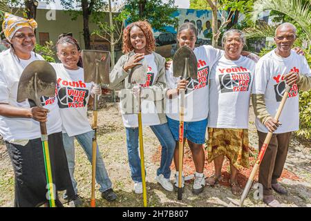 Miami Florida, Overtown, Peace Park, Global Youth Service Day, Bäume Pflanzen, Freiwillige arbeiten ehrenamtlich zusammen Studenten, Schwarze weibliche Garten Stockfoto