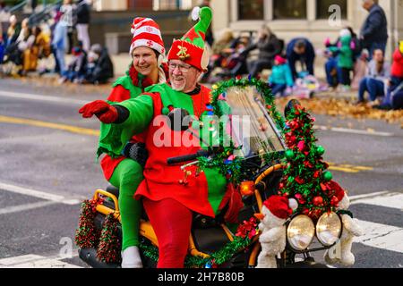 Harrisburg, PA, USA - 20. November 2021: Roller-Enthusiasten als Elfen gekleidet nehmen an der jährlichen Harrisburg Holiday Parade Teil. Stockfoto