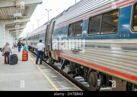 Miami Florida, Bahnhof Zug Amtrak Plattform stoppen Ankunft, Passagiere Fahrer Aussteigen Crew Mitglied Schaffner Black man männlich Stockfoto