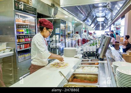 Mexiko-Stadt, Colonia Granada, Plaza Carso, Einkaufszentrum Vapiano Restaurant Essen, offene Küche Frau weibliche Pizzahersteller kochen Lebensmittel Zubereitung Stockfoto