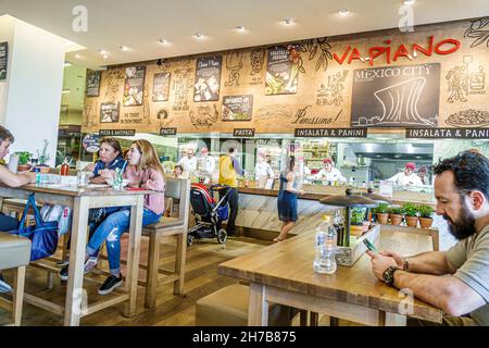 Mexiko-Stadt, Colonia Granada, Plaza Carso, Vapiano, Restaurant-Essen, Inneneinrichtung mit offenen Küchentischen, Mann mit Smartphone-Handy Stockfoto