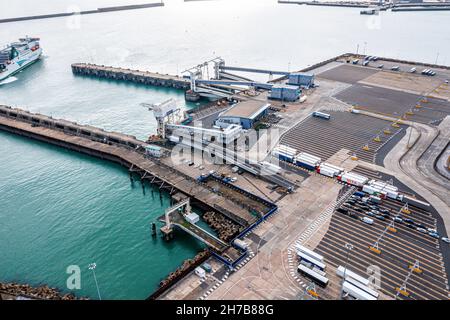 Luftaufnahme des Hafens und der Lastwagen, die nebeneinander in Dover, Großbritannien, geparkt sind. Stockfoto