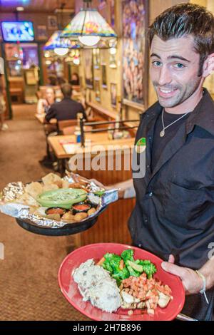 Allentown Pennsylvania, Applebee's Neighborhood Grill & Bar, Restaurant, Speisen, Teller, Mann, Kellner, Angestellte, Angestellte und Angestellte Stockfoto