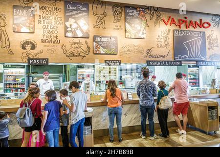 Mexiko-Stadt, Colonia Granada Plaza Carso Einkaufszentrum, Vapiano Restaurant, Essen offene Küche Zähler bestellen Mädchen Jungen Teenager Teenager Teenager Stockfoto