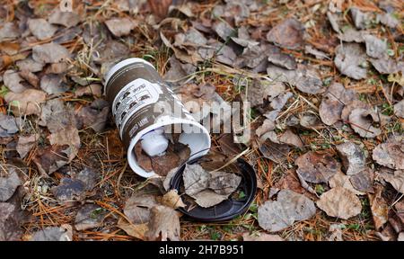 McDonalds entsorgte Papiertasse. Quebec, Kanada Stockfoto