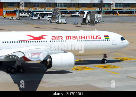 Air Mauritius Airbus A330 rollt vor dem Abflug nach Mauritius. Moderne A330-900 Neo (A330neo) Flugzeuge der AirMauritius Airline. Stockfoto