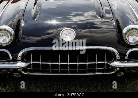 Der kultige Grill eines schwarzen 1958 Chevrolet C1 Corvette Sportwagens. Stockfoto