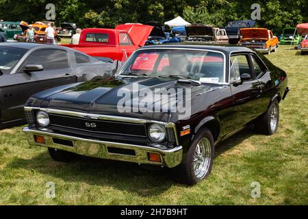 Ein schwarzer Chevrolet Nova SS aus dem Jahr 1970s, der auf einer Automobilausstellung in Fort Wayne, Indiana, USA, ausgestellt wurde. Stockfoto