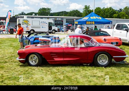 Ein roter Chevrolet C1 Corvette-Dragster auf einer Automobilausstellung in Fort Wayne, Indiana, USA. Stockfoto