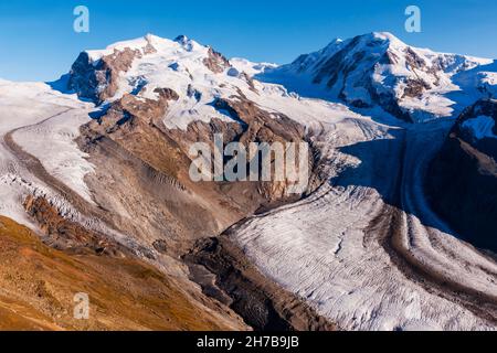 Sonniger Tag auf dem Monte Rosa und dem Gornergrat-Gletscher bei Zermatt, Schweiz Stockfoto