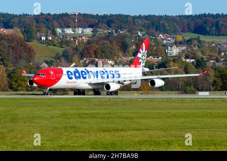 Airbus A340-300 von der Firma Airbus vor Abflug am Flughafen Zürich. Flugzeug der EdelweissAir A340 HB-JMD. Stockfoto