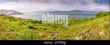 Dramatischer Panoramablick auf den Sevan See nach einem schweren Sturm. Natürliche Reiseziele in Armenien Stockfoto