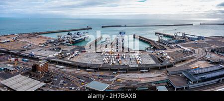 Luftaufnahme des Hafens und der Lastwagen, die nebeneinander in Dover, Großbritannien, geparkt sind. Stockfoto