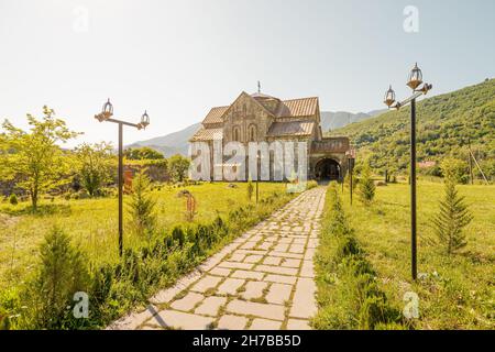 Berühmter Kloster- und Festungskomplex von Akhtala (10th. Jahrhundert) im Norden Armeniens. Eine beliebte touristische und religiöse Attraktion. Stockfoto