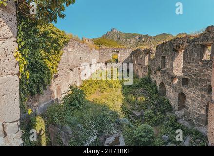 Ruinen eines Klosters oder einer Festung von Akhtala (10th. Jahrhundert) im Norden Armeniens. Eine beliebte touristische und religiöse Attraktion. Stockfoto
