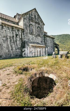 Berühmter Kloster- und Festungskomplex von Akhtala (10th. Jahrhundert) mit einer Grube im Keller. Eine beliebte touristische und religiöse Attraktion im Norden von Stockfoto