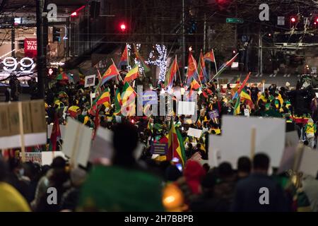 Seattle, USA. 21st. November 2021. Etwa tausend Demonstranten überfluteten 3rd Ave in der Innenstadt spät am Tag. Die Demonstranten fordern ein Ende der Unterstützung der Tigrayan People's Liberation Front durch die Biden-Regierung (TLFP). Quelle: James Anderson/Alamy Live News Stockfoto