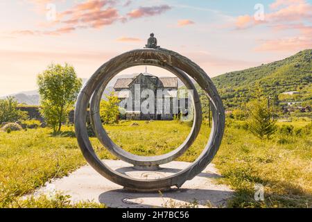 Malerische Aussicht auf ein berühmtes Kloster und Festungskomplex von Akhtala (10th. Jahrhundert) im Norden Armeniens. Beliebte Reise und religiöse Attraktion. Stockfoto