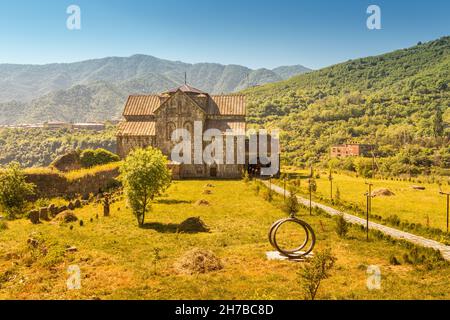 Luftaufnahme eines berühmten Klosters und Festungskomplexes von Akhtala (10th. Jahrhundert) im Norden Armeniens. Beliebte Reise und religiöse Attraktion. Stockfoto
