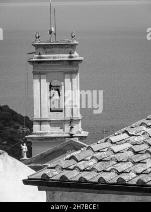 Szenische Schwarz-Weiß-Aufnahme einer Glocke im Turm von San Piero in Campo, Toskana, Italien Stockfoto