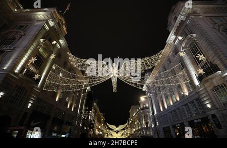 London, Großbritannien. 20th. November 2021. Das am 20. November 2021 aufgenommene Foto zeigt die Regent Street, die im Zentrum von London, Großbritannien, mit Weihnachtslichtern geschmückt ist. Kredit: Li Ying/Xinhua/Alamy Live Nachrichten Stockfoto