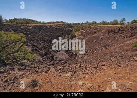 Blick in einen Vulkankrater im El Malpais National Monument in New Mexico Stockfoto