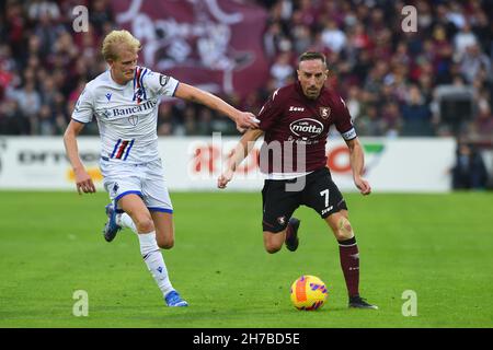 Salerno, Italien. 21st. November 2021. (11/21/2021) Franck Ribéry (US Salernitana) e Morten Thorsby (UC Sampdoria) in Aktion die Serie Ein Spiel zwischen US Salernitana 1919 und UC Sampdoria im Stadio Arechi Endstand: 0-2 (Foto von Agostino Gemito/Pacific Press/Sipa USA) Quelle: SIPA USA/Alamy Live News Stockfoto