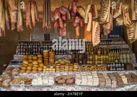 Lokale rumänische Lebensmittel werden am Marktstand ausgestellt Stockfoto