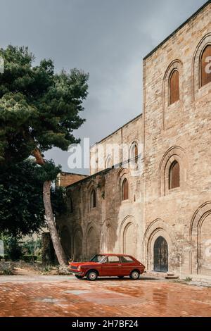 Oldtimer in Palermo, Sizilien, Italien geparkt. Stockfoto