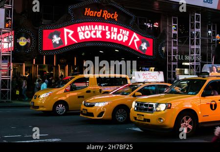 NEW YORK - 28. Juni 2014: Hard Rock Cafe am Times Square in New York, USA. Stockfoto