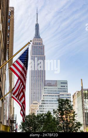 NEW YORK CITY - 28. JUNI 2014: Amerikanische Flaggen mit dem Empire State Building im Hintergrund. Stockfoto