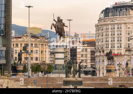 Denkmal von Alexander dem Großen Makedonski auf dem Mazedonischen Platz in Skopje, Nordmakedonien Stockfoto