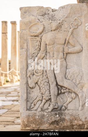 Altes Flachrelief in der antiken Stadt Ephesus, Türkei. Stockfoto