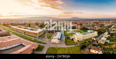 Luftaufnahme eines großen berühmten Komplexes von Etchmiadzin, in dem sich ein pädagogisches Seminar und der Oberste Katholikos aller Armenier sowie ein Kloster in Vaghar befinden Stockfoto