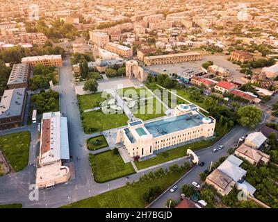 Luftaufnahme eines großen berühmten Komplexes von Etchmiadzin, in dem sich ein pädagogisches Seminar und der Oberste Katholikos aller Armenier sowie ein Kloster in Vaghar befinden Stockfoto