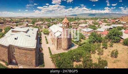 Luftpanorama der Kirche von St. Mesrop Mashtots in Oshakan Stadt. Das Heilige Grab befindet sich in der Kathedrale. Stockfoto