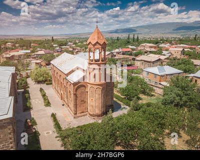 Luftpanorama der Kirche von St. Mesrop Mashtots in Oshakan Stadt. Das Heilige Grab befindet sich in der Kathedrale. Stockfoto