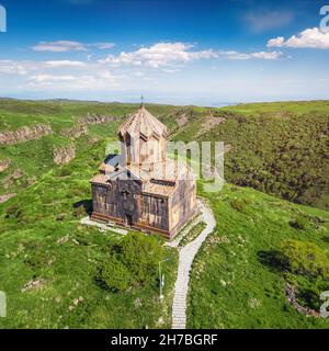 Luftdrohnenansicht der berühmten Vahramashen Kirche in der Nähe der Festung Amberd in Armenien. Reise- und Sightseeing-Konzept Stockfoto