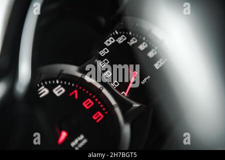 Modernes Auto-Dashboard mit Nahaufnahme des Geschwindigkeitsmessers für U/min und Meilen pro Stunde. Thema Fahrzeugtechnik. Stockfoto