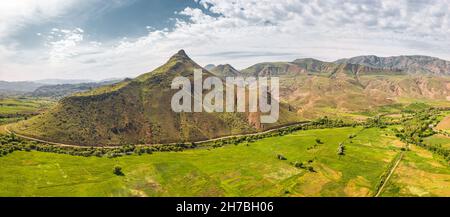 Luftdrohnenblick über den malerischen Gipfel oder den alten Stratovulkan in Armenien. Landcape und Nationalparks Konzept Stockfoto